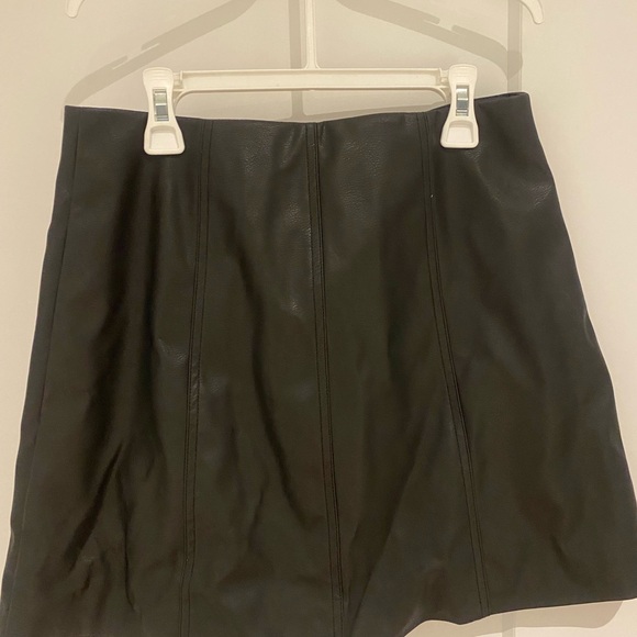 Leather black mini skirt with zipper in front. - Picture 2 of 3